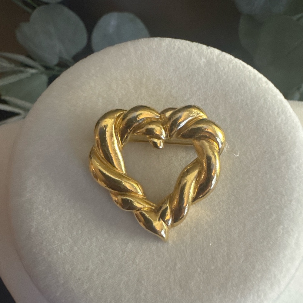 Vintage Crown Trifari Gold Tone Open Heart Brooch